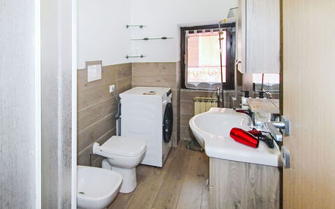 Amarena: Sanitærarmatur, Badeværelse, Toiletbræt, Gulvbelægning, Håndvask, Etage, Toilet, Indretning, Badeværelsesvask, Tap
