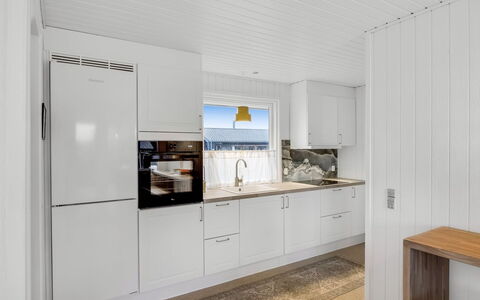 Alvia - 250M from the Sea: Gulvbelægning, Træ, Etage, Indretning, Loft, Trægulve, Køkken, Countertop, Cabinetry, Værelse