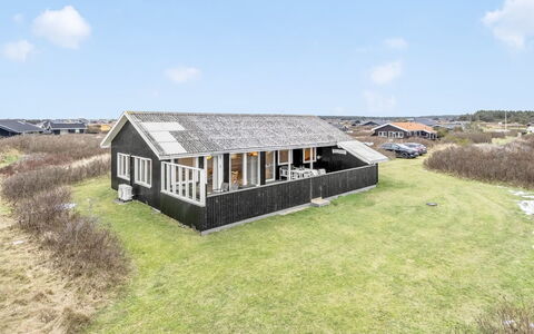 Alvia - 250M from the Sea: Møbel, Træ, Indretning, Gulvbelægning, Etage, Stol, Værelse, Loft, Stue, Lejlighed