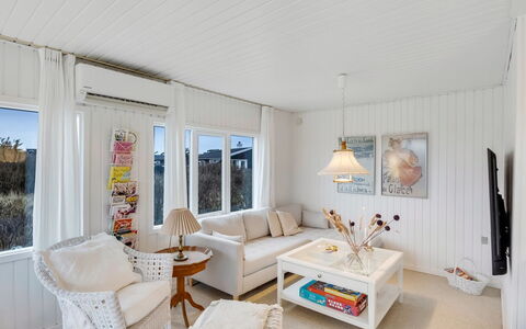 Alvia - 250M from the Sea: Møbel, Træ, Indretning, Gulvbelægning, Etage, Stol, Værelse, Loft, Stue, Lejlighed