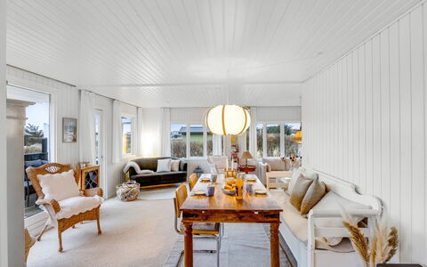 Alvia - 250M from the Sea: Møbel, Træ, Indretning, Gulvbelægning, Etage, Stol, Værelse, Loft, Stue, Lejlighed