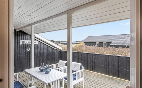 Alvia - 250M from the Sea: Møbel, Træ, Indretning, Gulvbelægning, Etage, Stol, Værelse, Loft, Stue, Lejlighed