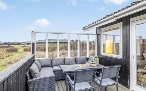 Alvia - 250M from the Sea: Møbel, Træ, Indretning, Gulvbelægning, Etage, Stol, Værelse, Loft, Stue, Lejlighed