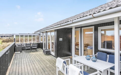 Alvia - 250M from the Sea: Møbel, Træ, Indretning, Gulvbelægning, Etage, Stol, Værelse, Loft, Stue, Lejlighed
