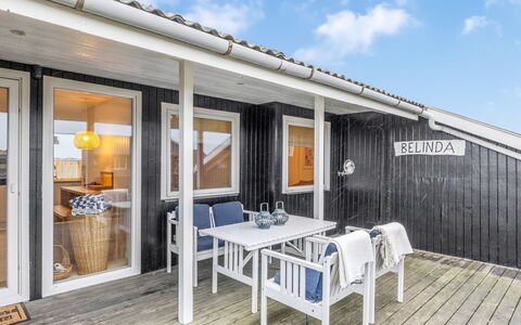 Alvia - 250M from the Sea: Møbel, Træ, Indretning, Gulvbelægning, Etage, Stol, Værelse, Loft, Stue, Lejlighed