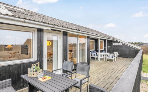 Alvia - 250M from the Sea: Møbel, Træ, Indretning, Gulvbelægning, Etage, Stol, Værelse, Loft, Stue, Lejlighed