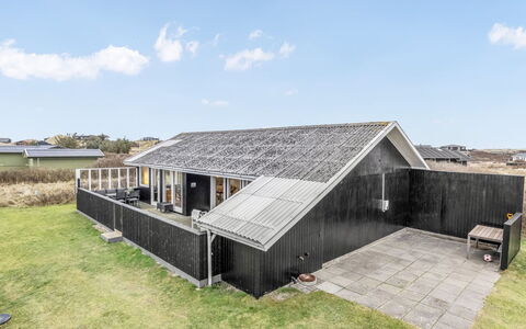 Alvia - 250M from the Sea: Møbel, Træ, Indretning, Gulvbelægning, Etage, Stol, Værelse, Loft, Stue, Lejlighed