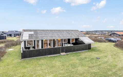 Alvia - 250M from the Sea: Møbel, Træ, Indretning, Gulvbelægning, Etage, Stol, Værelse, Loft, Stue, Lejlighed