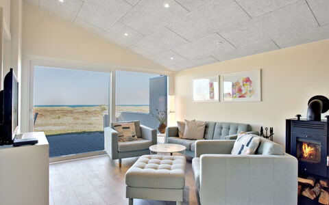 Edy - 75M from the Sea: Gulvbelægning, Indretning, Møbel, Loft, Etage, Stue, Couch, Belysning, Værelse, Hjem