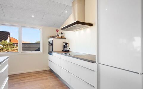 Edy - 75M from the Sea: Køkken, Gulvbelægning, Indretning, Countertop, Køkken Apparat, Etage, Træ, Cabinetry, Loft, Større Bandage
