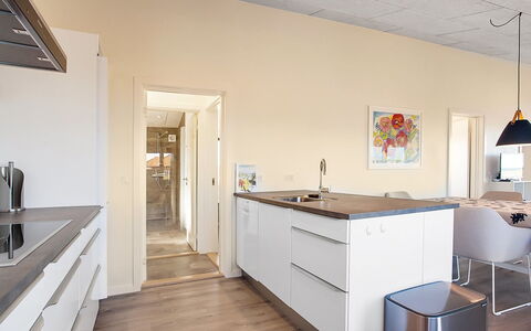 Edy - 75M from the Sea: Møbel, Indretning, Gulvbelægning, Countertop, Etage, Køkken, Væg, Træ, Loft, Trægulve