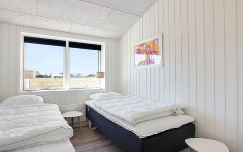 Edy - 75M from the Sea: Soveværelse, Sengetøj, Sengetøj, Seng, Fryser, Sne, Bed Frame, Vinter, Dagslys, Madras