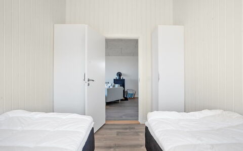 Edy - 75M from the Sea: Væg, Træ, Gulvbelægning, Etage, Soveværelse, Loft, Indretning, Sengetøj, Sengetøj, Seng
