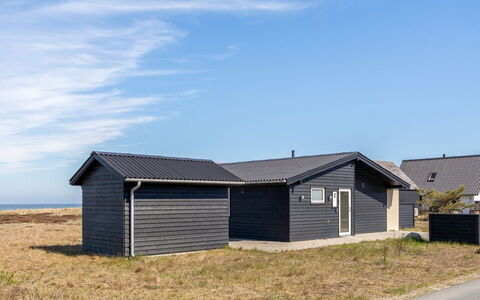 Edy - 75M from the Sea: Møbel, Træ, Indretning, Gulvbelægning, Etage, Stol, Værelse, Loft, Stue, Lejlighed