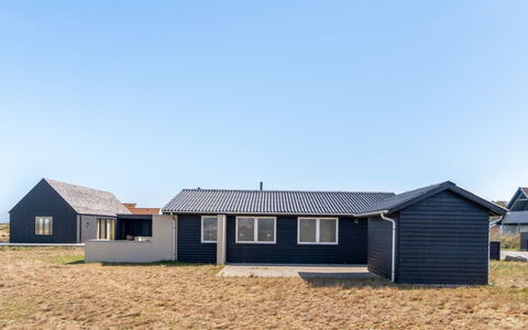 Edy - 75M from the Sea: Møbel, Træ, Indretning, Gulvbelægning, Etage, Stol, Værelse, Loft, Stue, Lejlighed
