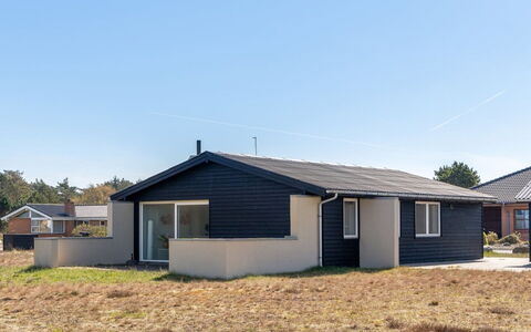 Edy - 75M from the Sea: Møbel, Træ, Indretning, Gulvbelægning, Etage, Stol, Værelse, Loft, Stue, Lejlighed