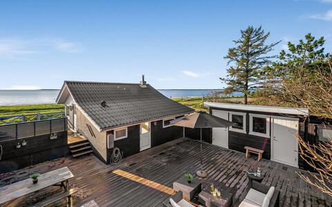 Esben - 15M from the Sea: Tag, Hus, Hjem, Sommerhus, Dør, Sidespor, Estate, Lawn, Gård, Veranda