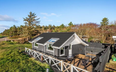 Esben - 15M from the Sea: Tag, Hus, Hjem, Sommerhus, Dør, Sidespor, Estate, Lawn, Gård, Veranda