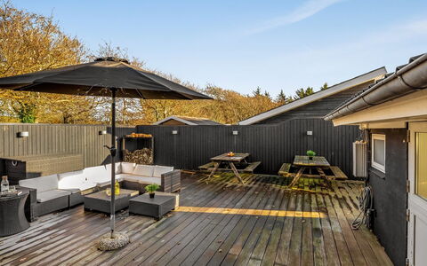 Esben - 15M from the Sea: Tag, Hus, Hjem, Sommerhus, Dør, Sidespor, Estate, Lawn, Gård, Veranda