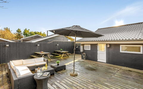 Esben - 15M from the Sea: Tag, Hus, Hjem, Sommerhus, Dør, Sidespor, Estate, Lawn, Gård, Veranda