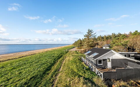 Esben - 15M from the Sea: Tag, Hus, Hjem, Sommerhus, Dør, Sidespor, Estate, Lawn, Gård, Veranda