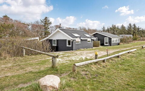 Esben - 15M from the Sea: Tag, Hus, Hjem, Sommerhus, Dør, Sidespor, Estate, Lawn, Gård, Veranda