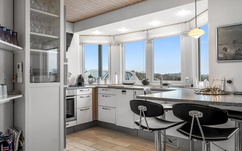 Tofan - 75M from the Sea: Indretning, Countertop, Køkken, Loft, Lysarmatur, Cabinetry, Møbel, Gulvbelægning, Køkken Apparat, Etage