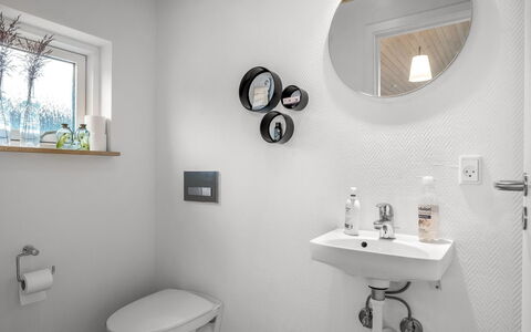Tofan - 75M from the Sea: Badeværelse, Indretning, Sanitærarmatur, Væg, Badeværelsesvask, Gulvbelægning, Håndvask, Etage, Toilet, Tap