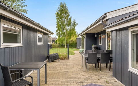 Sampsa - 350M from the Sea: Hus, Hjem, Dør, Tag, Sommerhus, Estate, Have, Skygge, Sidespor, Gård