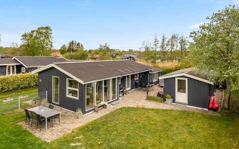 Sampsa - 350M from the Sea: Hus, Hjem, Dør, Tag, Sommerhus, Estate, Have, Skygge, Sidespor, Gård