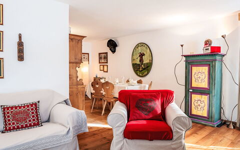 Chesa Saira 2: Møbel, Indretning, Gulvbelægning, Couch, Træ, Værelse, Stue, Etage, Belysning, Loft