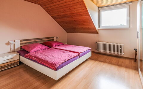 Helfrichs Ferienwohnung: Soveværelse, Seng, Indretning, Træ, Sengetøj, Sengetøj, Gulvbelægning, Etage, Værelse, Bed Frame