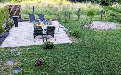 Helfrichs Ferienwohnung: Græs, Have, Busk, Udendørs Møbler, Lawn, Bunddække, Backyard, Gård, Landscaping