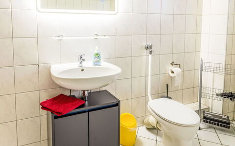 Helfrichs Ferienwohnung: Gulvbelægning, Indretning, Sanitærarmatur, Etage, Badeværelse, Toiletbræt, Toilet, Vvs, Flise, Badeværelsesvask