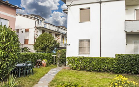 Piedi sulla Spiaggia: Boligområde, Hus, Kvarter, Busk, Hjem, Menneskelig Bosættelse, Forstad, Have, Estate, Lawn