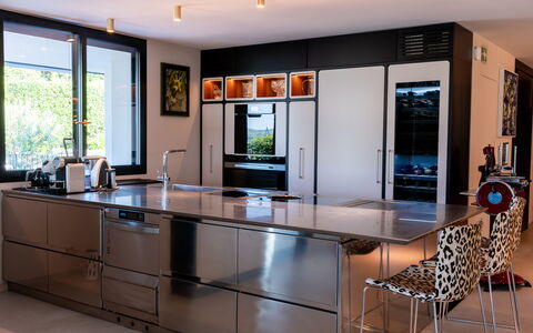 Villa Bocchi: Køkken, Indretning, Møbel, Gulvbelægning, Countertop, Køkken Apparat, Cabinetry, Større Bandage, Loft, Belysning