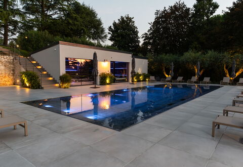 Villa Bocchi: Svømmepøl, Water Feature, Have, Kompositmateriale, Gårdsplads, Blomsterkrukke, Skygge, Udvej, Landscaping, Gårdhave