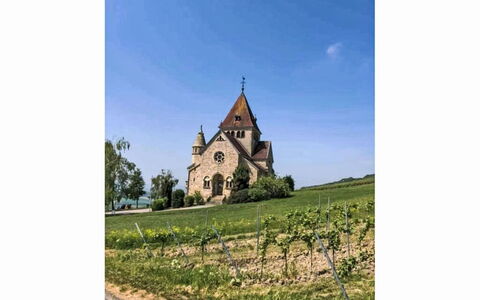 Tinkerhof Stahlhut: Himmel, Græs, Busk, Spir, Kultsted, Milepæl, Spir, Kirke, Landdistrikt