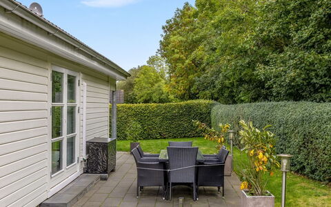 Elizabeth - 175M from the Sea: Busk, Have, Bunddække, Landscaping, Sommerhus, Gård, Lawn, Udendørs Møbler, Backyard, Skygge