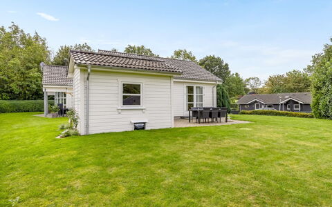 Elizabeth - 175M from the Sea: Hus, Hjem, Sommerhus, Lawn, Have, Gård, Garden Bygninger, Stuehus, Estate, Landscaping