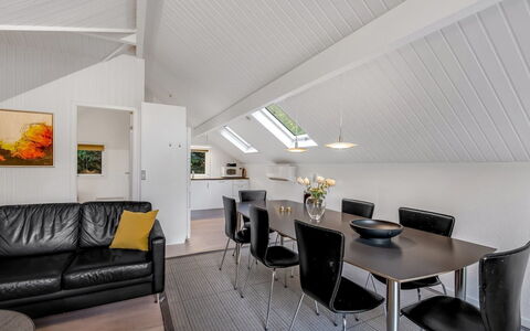Avni - 30Km from the Sea: Møbel, Udendørs Møbler, Bordservice, Bord, Drinkware, Stol, Udendørs Bord, Mad, Flaske