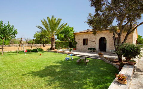 Estret: Estate, Have, Hacienda, Udvej, Backyard, Skygge, Landscaping, Stuehus, Gård, Lawn