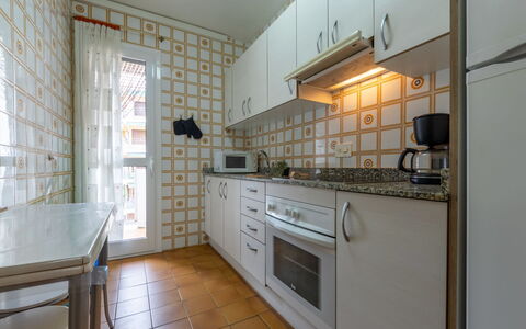 Balandro: Køkken, Gulvbelægning, Større Bandage, Countertop, Træ, Etage, Køkken Apparat, Indretning, Cabinetry, Værelse
