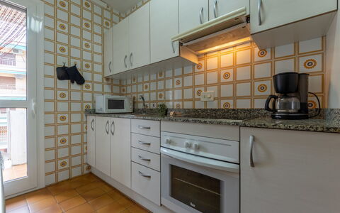 Balandro: Køkken, Køkken Apparat, Countertop, Større Bandage, Gulvbelægning, Træ, Indretning, Etage, Cabinetry, Komfur