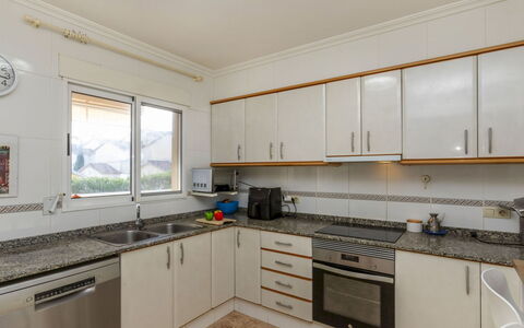 Balada Playa: Køkken, Køkken Apparat, Countertop, Cabinetry, Større Bandage, Gulvbelægning, Træ, Indretning, Møbel, Husholdningsapparat