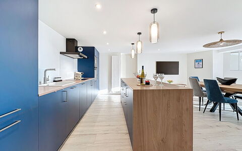 Le Vent D'Avril: Gulvbelægning, Indretning, Møbel, Etage, Træ, Countertop, Loft, Cabinetry, Lysarmatur, Køkken