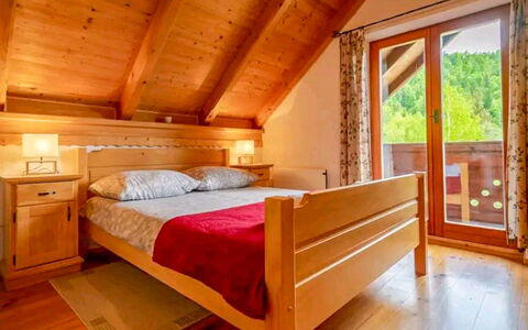 Chalet Relax: Bejdse, Hårdttræ, Soveværelse, Seng, Trægulve, Attic, Sengetøj, Hotel, Sengetøj, Cabinetry