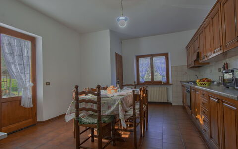 Pianaccio: Træ, Gulvbelægning, Indretning, Møbel, Loft, Etage, Værelse, Køkken & Spisebord, Spisestue, Stol
