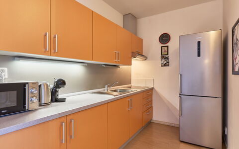 Harrachov Resident a: Køkken, Countertop, Køkken Apparat, Større Bandage, Cabinetry, Køkkenvask, Træ, Indretning, Gulvbelægning, Møbel