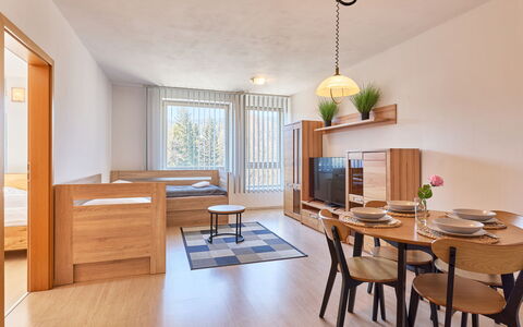 Harrachov Resident a: Indretning, Møbel, Gulvbelægning, Etage, Træ, Loft, Værelse, Lejlighed, Belysning, Bord